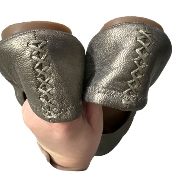 Lucky Brand ‘Emmie’ Ballet Flat in Platinum Size 8.5M - Picture 6 of 8